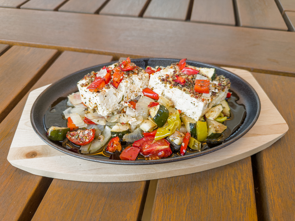 Vegetarisches Essen mit Käse und Gemüse